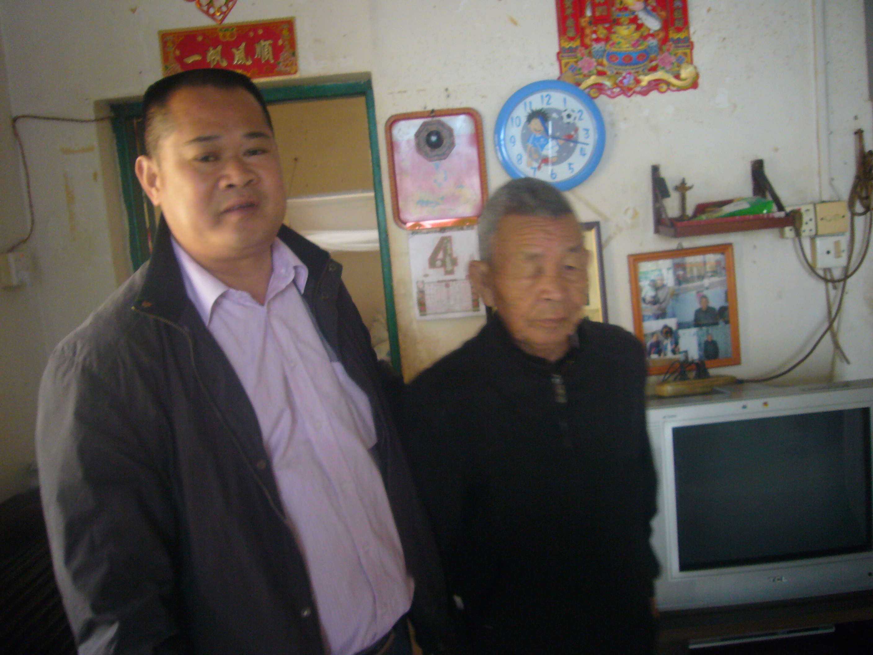 17張仲輝家庭（看望社區(qū)孤寡老人）.jpg