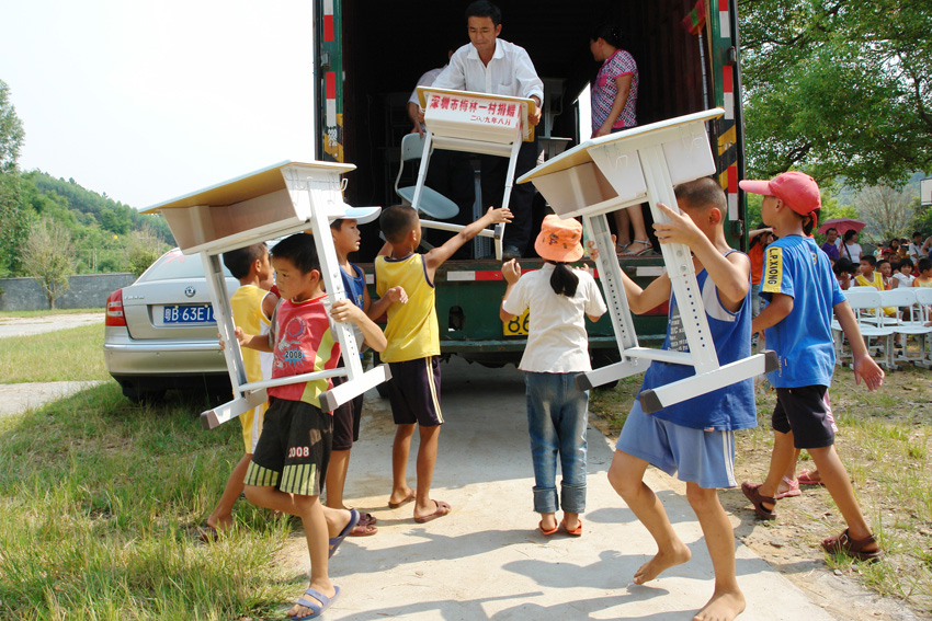 2009年8月，梅林一村將河源欖溪小學(xué)定為愛心助學(xué)點(diǎn)，每年以不同的方式進(jìn)行資助，01.jpg