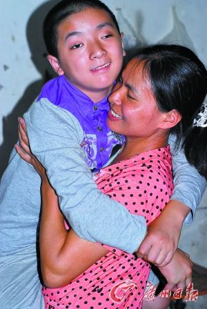 楊顯容和小杰相擁在一起。 