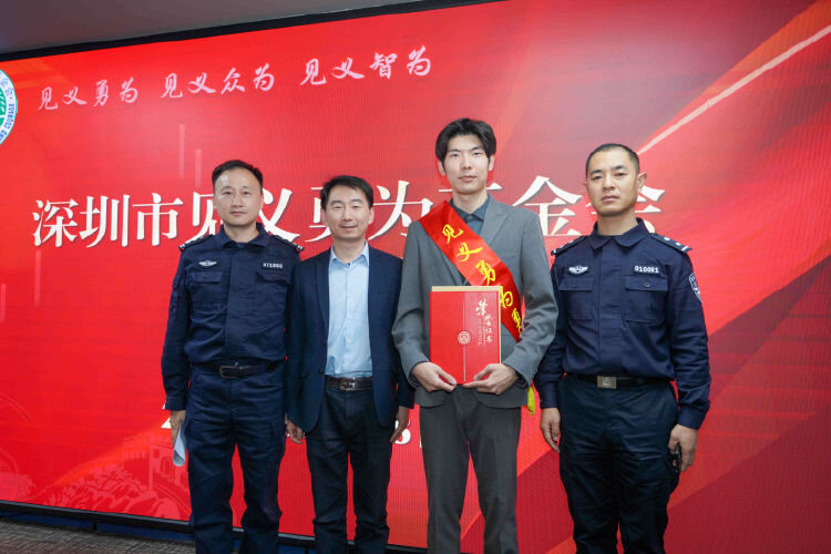 “黃金4分鐘”閃閃發(fā)光！眾人合力救助暈倒市民（圖說(shuō)：參與急救的王卓正獲評(píng)“見(jiàn)義勇為勇士”稱(chēng)號(hào)）.jpg