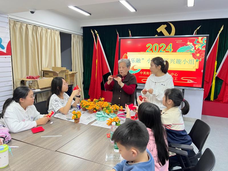 老人教小朋友做花籃.jpg 老人教小朋友做花籃.jpg